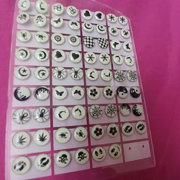 2 pairs Glow in the dark earrings (randomized) - Picture 3 of 4